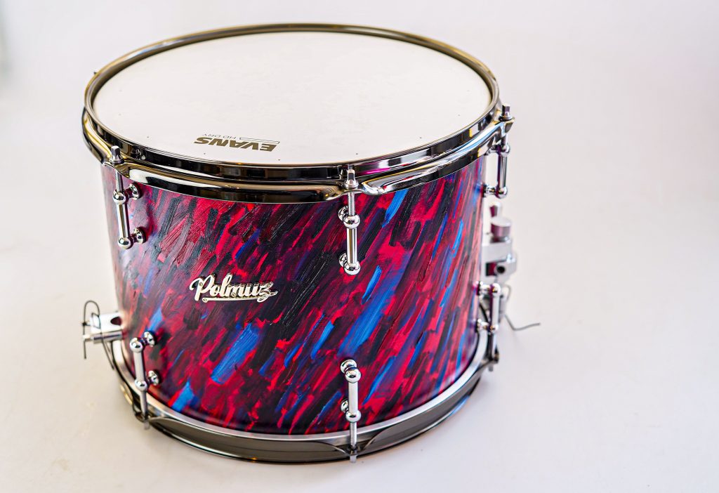 Floor tom Polmuz malowany farbą olejną w kosmiczne maziajki