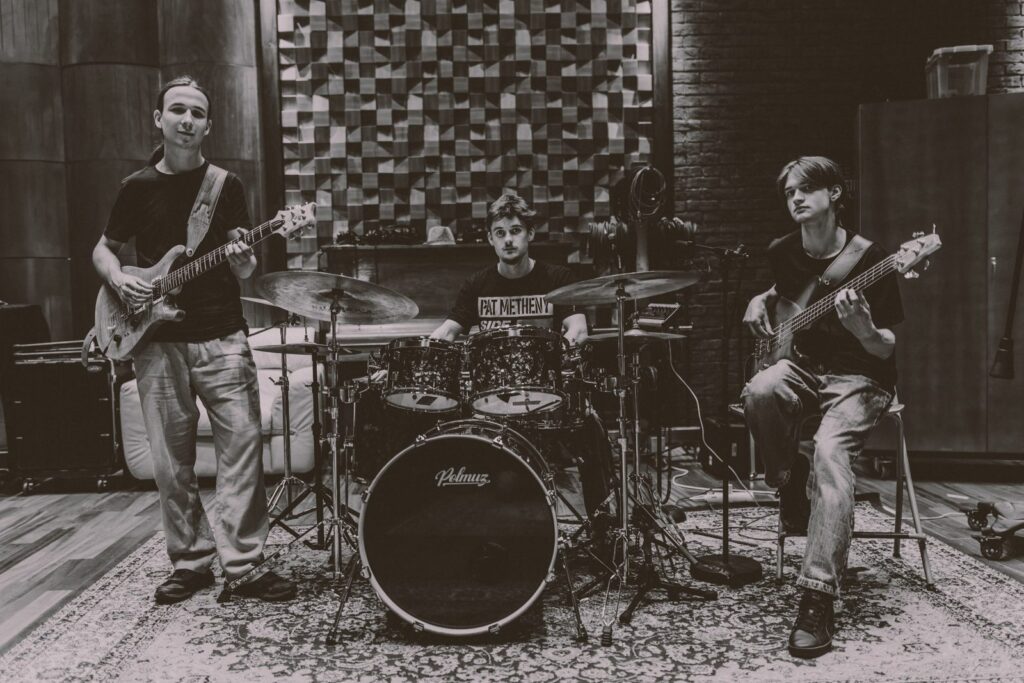 Kin Collective Trio — zestaw Polmuz na scenie — perkusja Polmuz