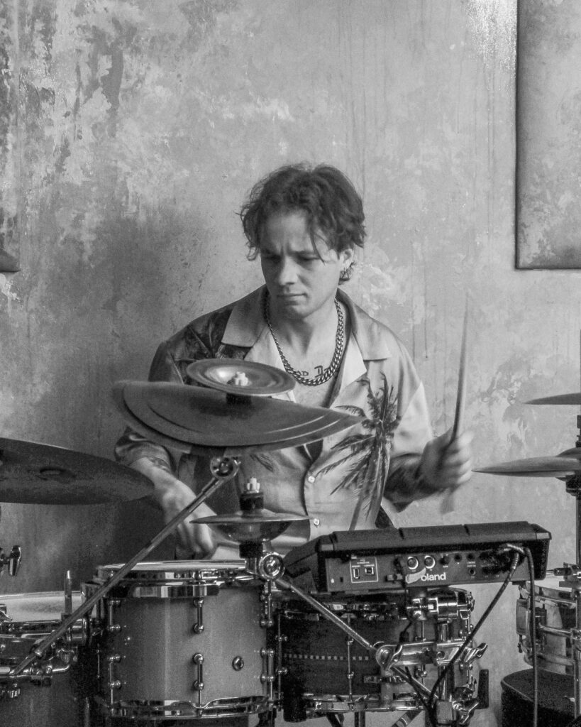@mrocznewidmo — jam session w Cafe Absinthe — perkusja Polmuz